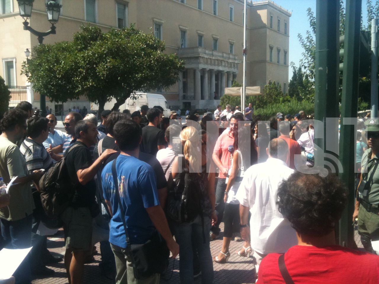 Ένταση έξω από τη Βουλή μεταξύ αστυνομικών και εργαζομένων στην ΕΡΤ
