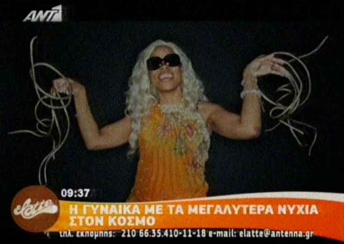 Δεν κρατάει κάτι. Είναι τα… νύχια της!