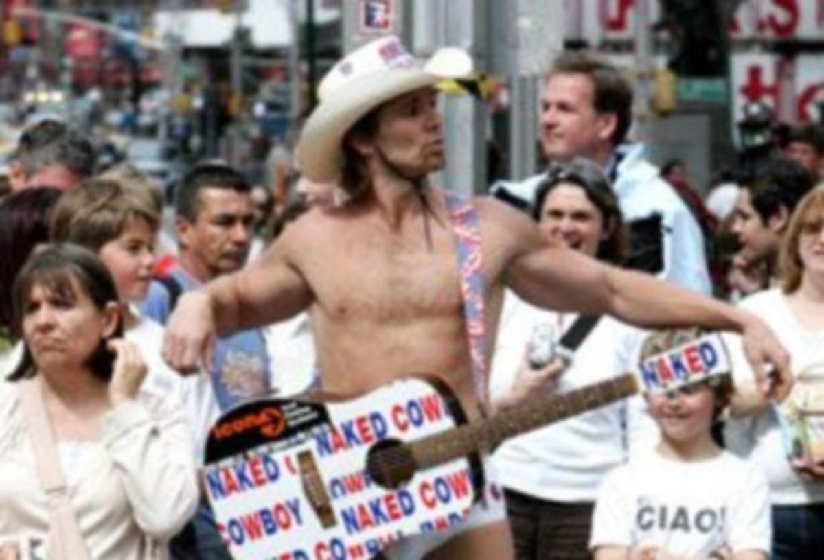 Οι περιπέτειες του… γυμνού καουμπόϊ της Times Square