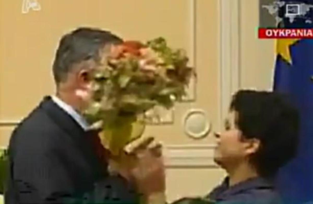 “Μπουκέτο” σε υπουργό