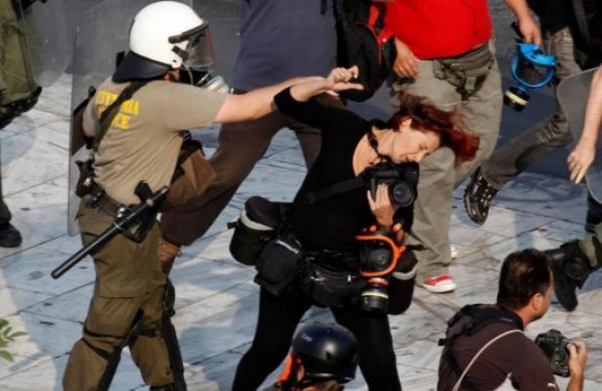 Τι είπε η φωτορεπόρτερ για την επίθεση που δέχτηκε κατά τη διάρκεια των επεισοδίων