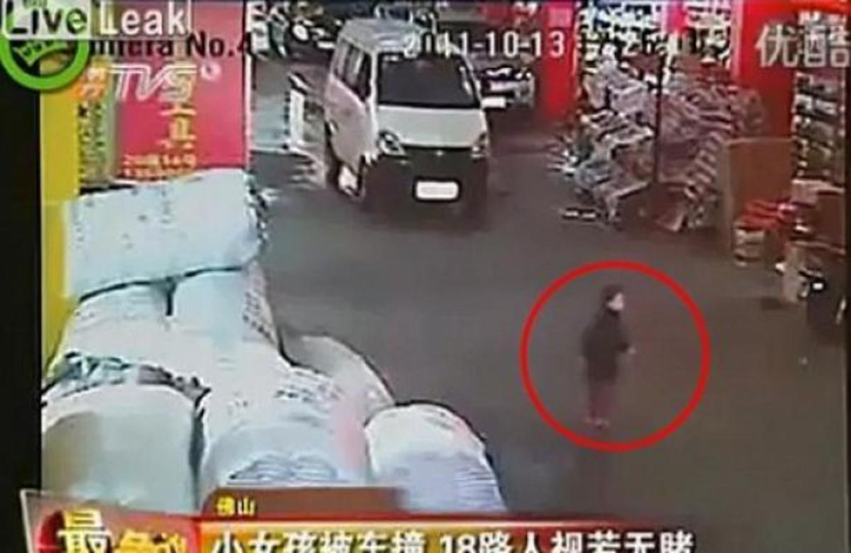 ΣΟΚΑΡΙΣΤΙΚΟ video! Δίχρονο κοριτσάκι πατήθηκε από δυο φορτηγά και οι περαστικοί δεν το βοήθησαν