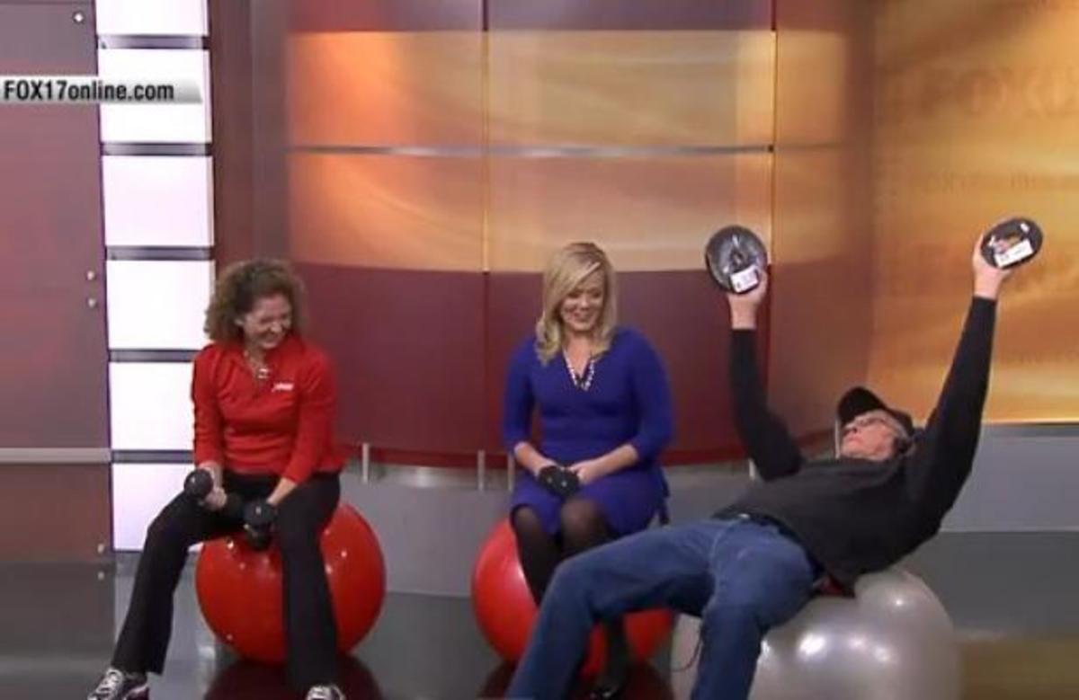 Οι γυμναστικές επιδείξεις του floor director τον έριξαν στο πάτωμα!