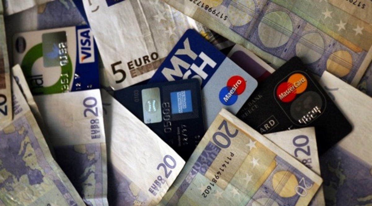 Τέλος τα μετρητά από τον Αύγουστο – Ξεκινά η επιβολή της χρήσης “πλαστικού χρήματος”