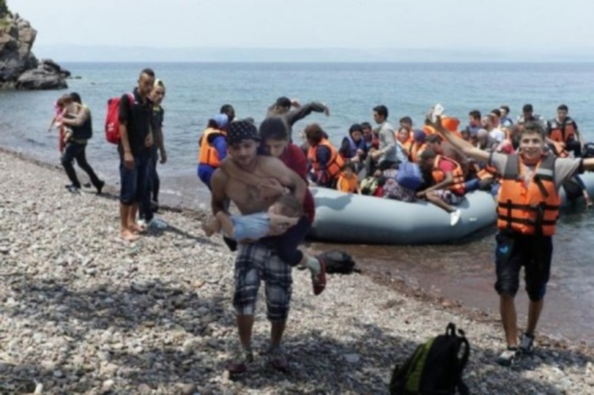 Η τραγική ιστορία πίσω από τη φωτογραφία του πρόσφυγα που κουβαλάει την τυφλή γυναίκα του και το μωρό τους