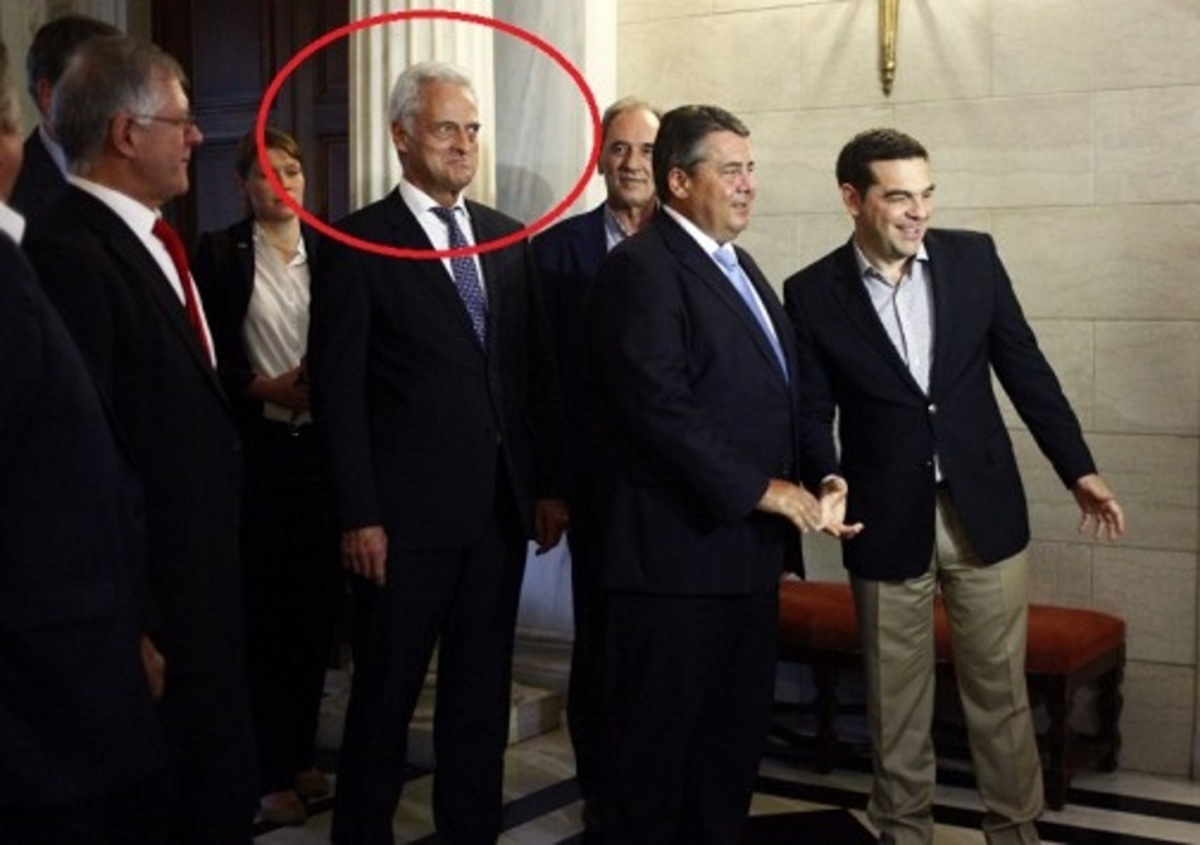 «Μη με αγγίζεις βρομιάρη Έλληνα»! Ρατσιστική επίθεση σε φωτορεπόρτερ μέσα στο Μαξίμου