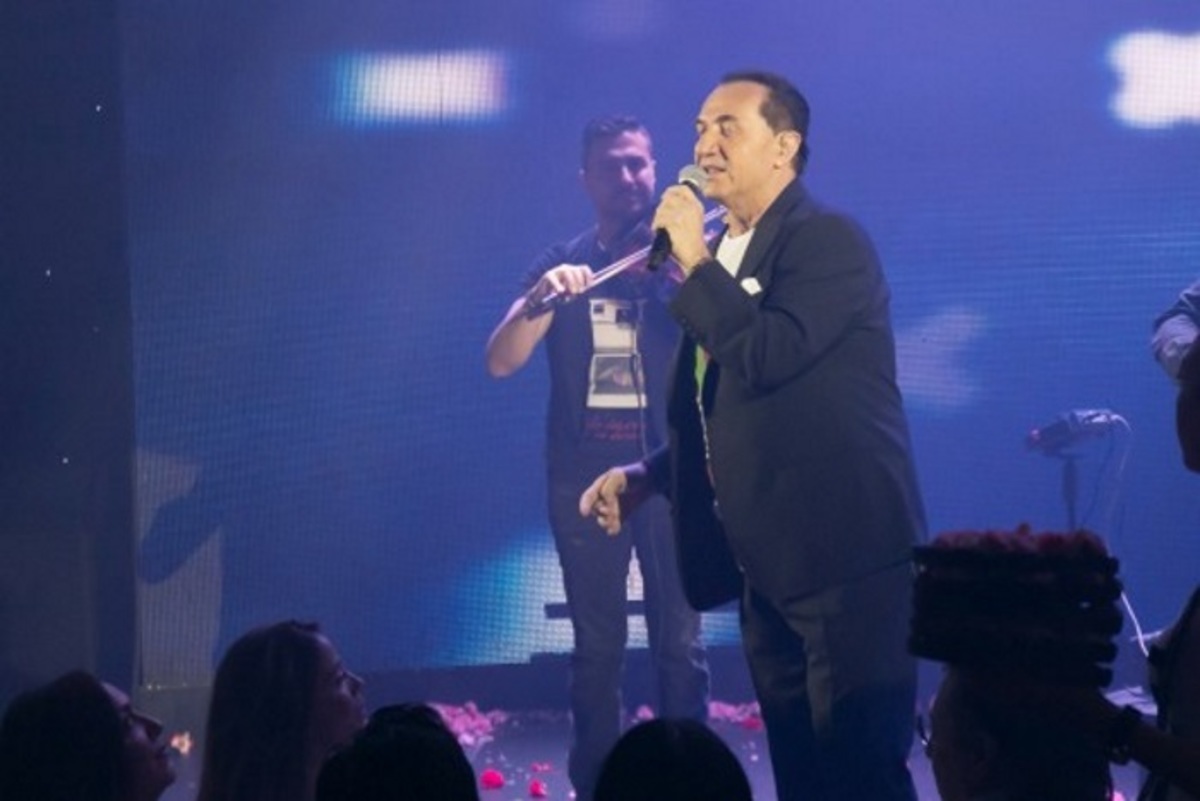 Ταραχή για τον Λευτέρη Πανταζή από την έφοδο ελεγκτών στο νυχτερινό κέντρο που τραγουδούσε