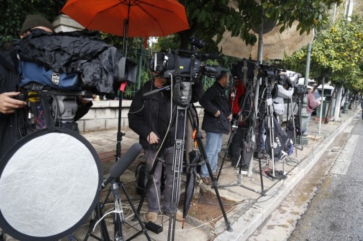Εμπλοκή στις τηλεοπτικές άδειες – Κόπηκε η υποψηφιότητα του Γιώργου Καρατζαφέρη; – Μένουν 10 “μνηστήρες”