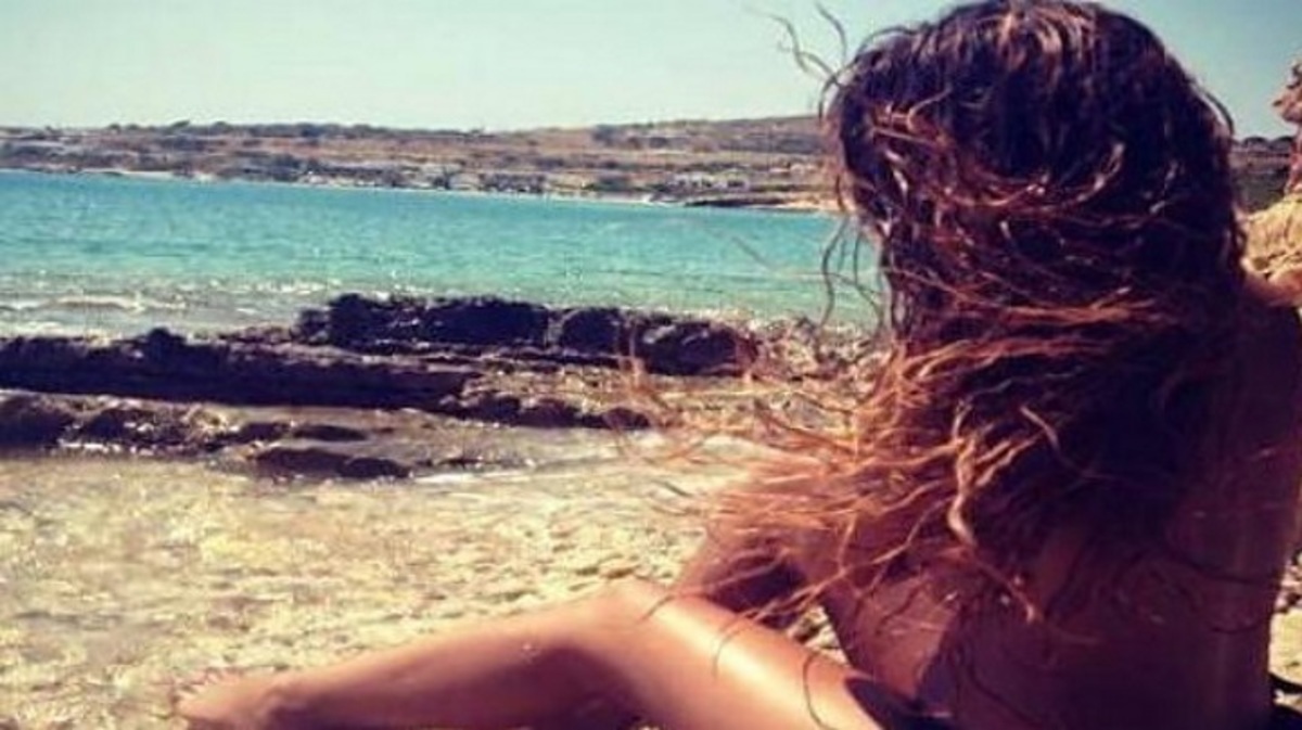 Ελευθερία Ελευθερίου: Μας οδηγεί σε άλλη διάσταση topless και με string στα Κουφονήσια! (ΦΩΤΟ)