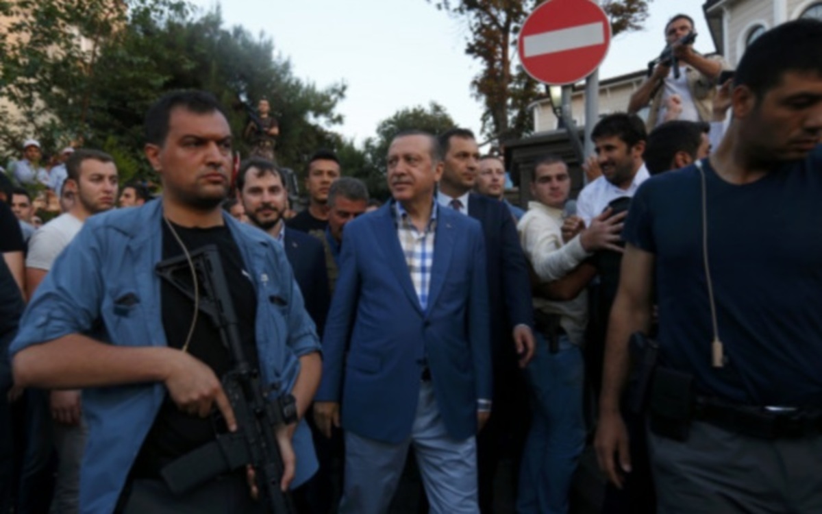 LIVE: Πραξικόπημα στην Τουρκία: Παίρνει το “αίμα” του πίσω ο Ερντογάν – “Οι ΗΠΑ πίσω από το πραξικόπημα” λέει υπουργός του