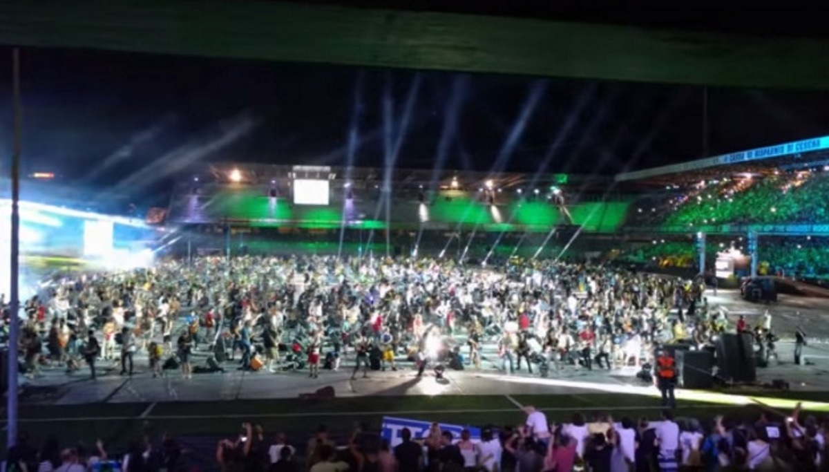 Έπος! 1.200 μουσικοί παίζουν το “smells like teen spirit”! (vid)