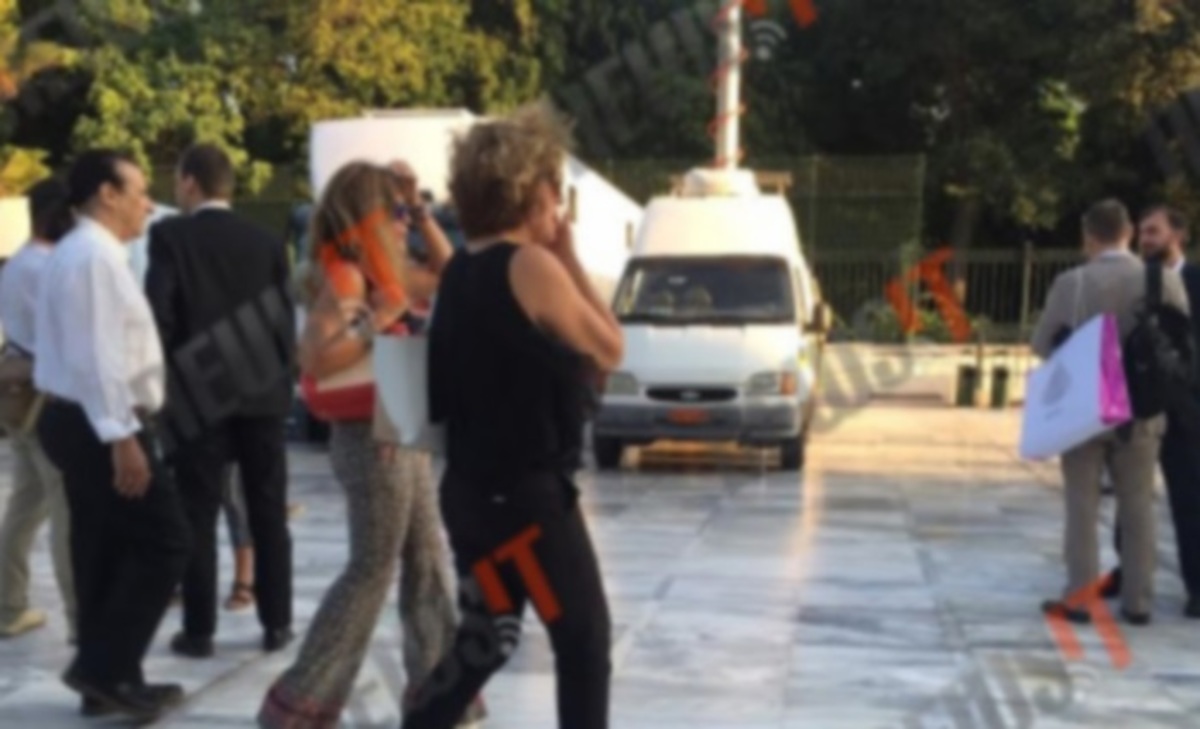 Με παντόφλες στη Βουλή η Σία Αναγνωστοπούλου για τη Συνταγματική Αναθεώρηση – ΦΩΤΟ