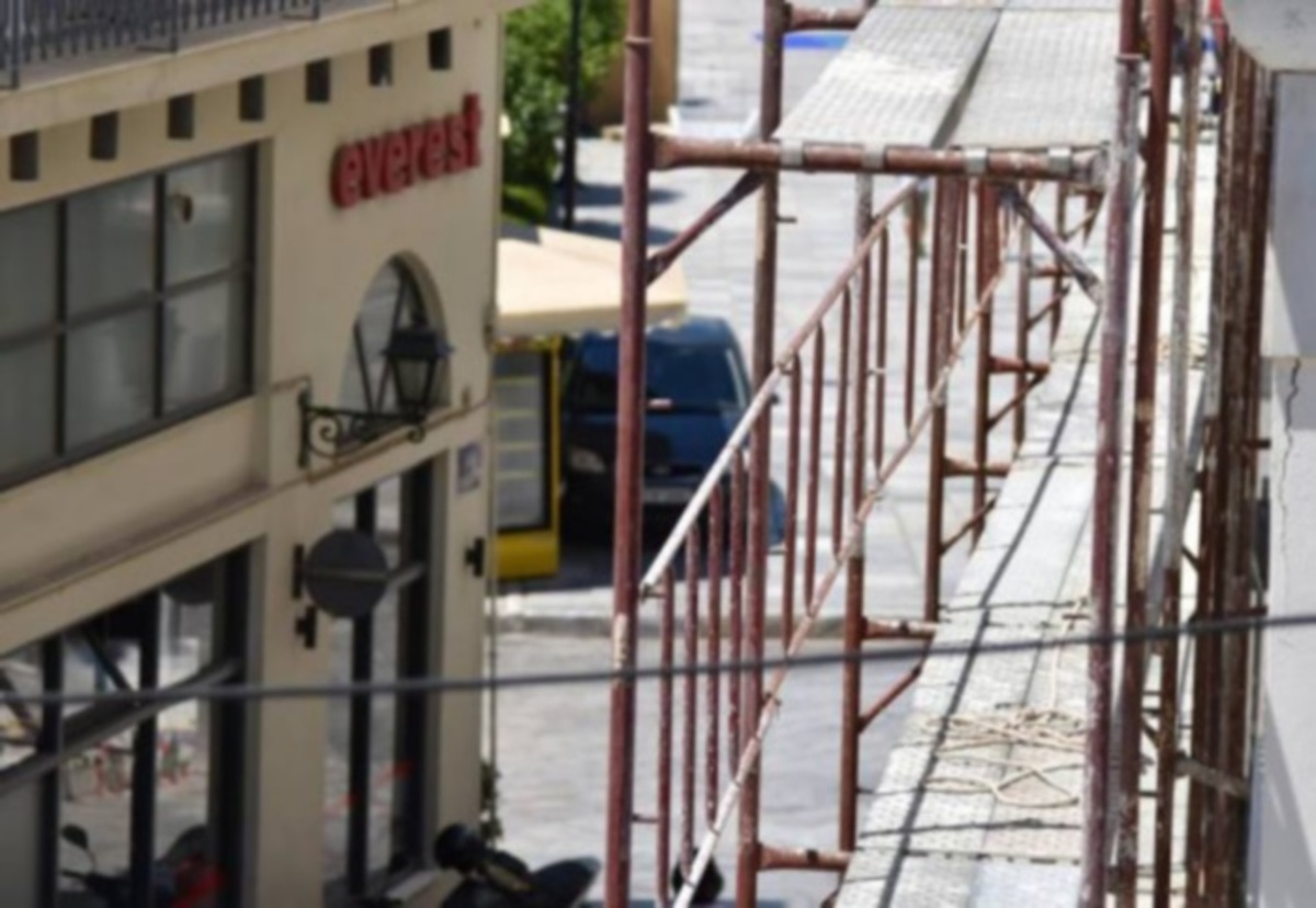 Σύρος: Το παράνομο παρκάρισμα της χρονιάς στην πλατεία Μιαούλη – Δείτε τι έκανε ο οδηγός (Φωτό)!