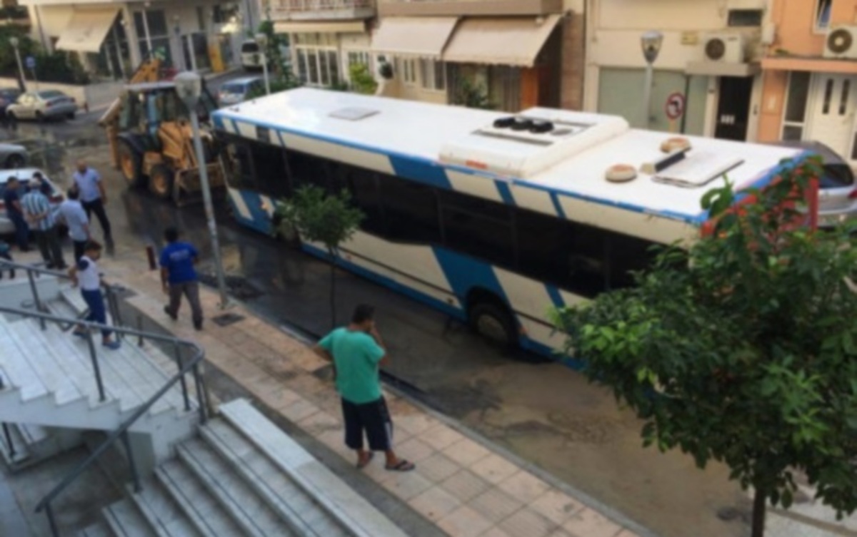 Ηράκλειο: Η στιγμή που λεωφορείο βουλιάζει σε δρόμο – Απίθανες σκηνές στη λεωφόρο Ιωνίας [vid]