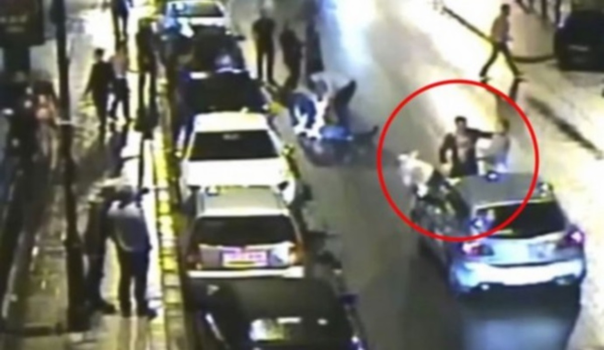 Εικόνες σοκ! Απίστευτος καυγάς έξω από μπαρ – Πιάστηκαν στα χέρια για τα μάτια μιας γυναίκας [vid]