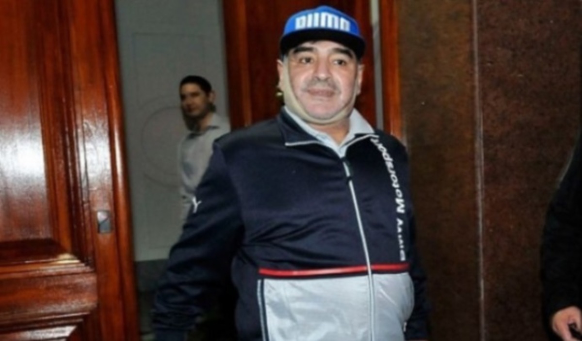 “Νυστέρι” για Μαραντόνα! Με επίδεσμο στο πρόσωπο έξω από κλινική [pic]