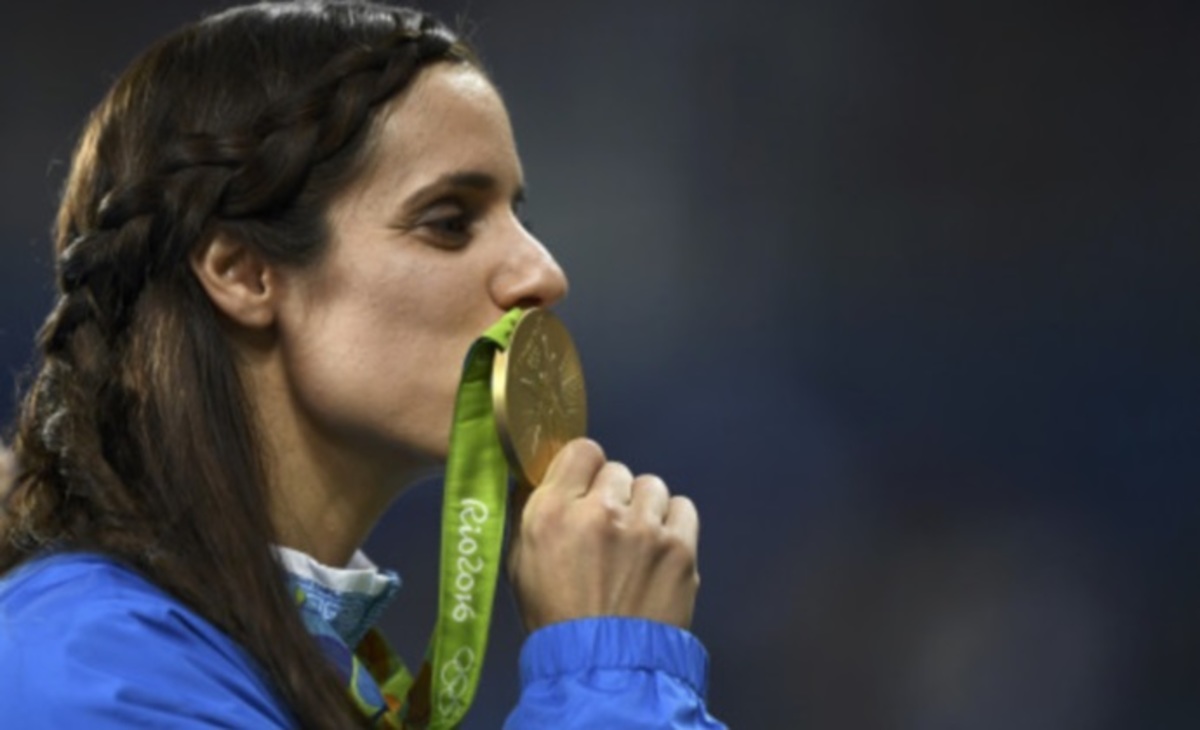 Στεφανίδη: Τραγουδούσε τον Εθνικό μας Ύμνο πάνω στο βάθρο – Ρίγη συγκίνησης [vid, pics]