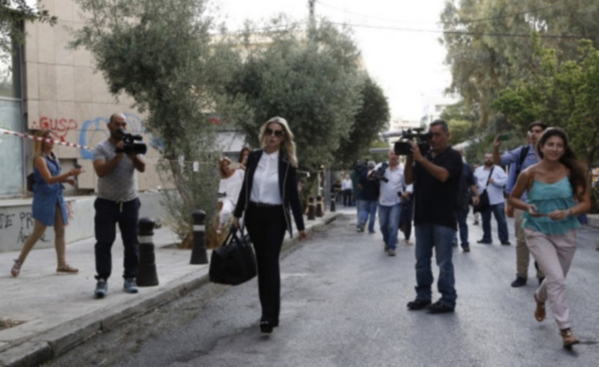 Τηλεοπτικές άδειες, το photostory: Η καλλονή, τα παπούτσια του Σαββίδη και άλλες… “ιστορίες” [pics]