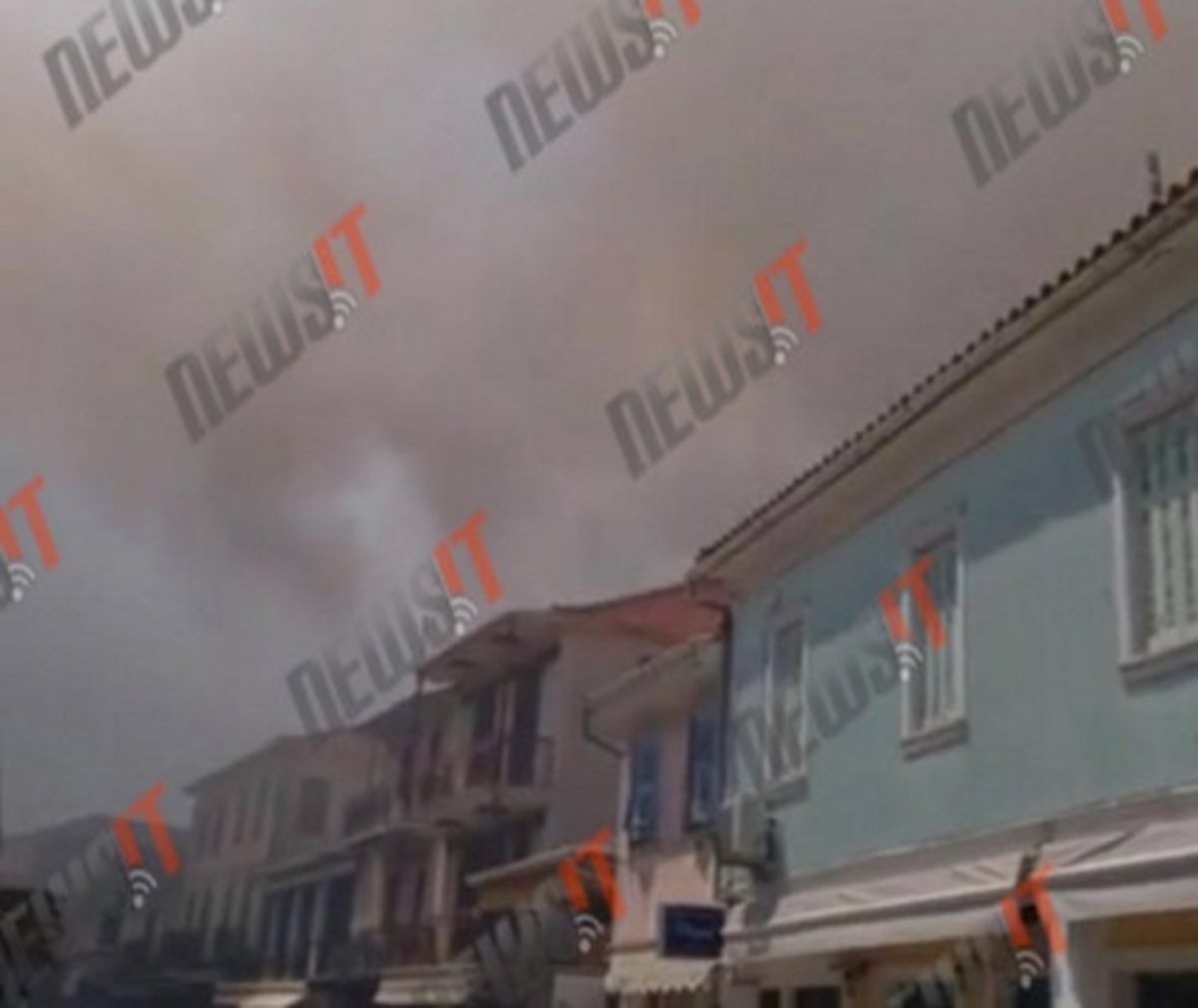 Φωτιά ΤΩΡΑ στη Λευκάδα: Αδειάζουν την εκκλησία για να σώσουν ό,τι μπορούν – Στις φλόγες τέσσερα σπίτια