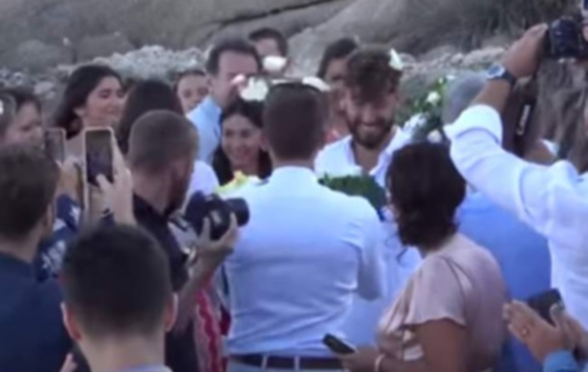 Μύκονος: Ο πρώτος gay γάμος στην Ψαρρού – Οι βέρες και το πέταγμα της ανθοδέσμης [vid]