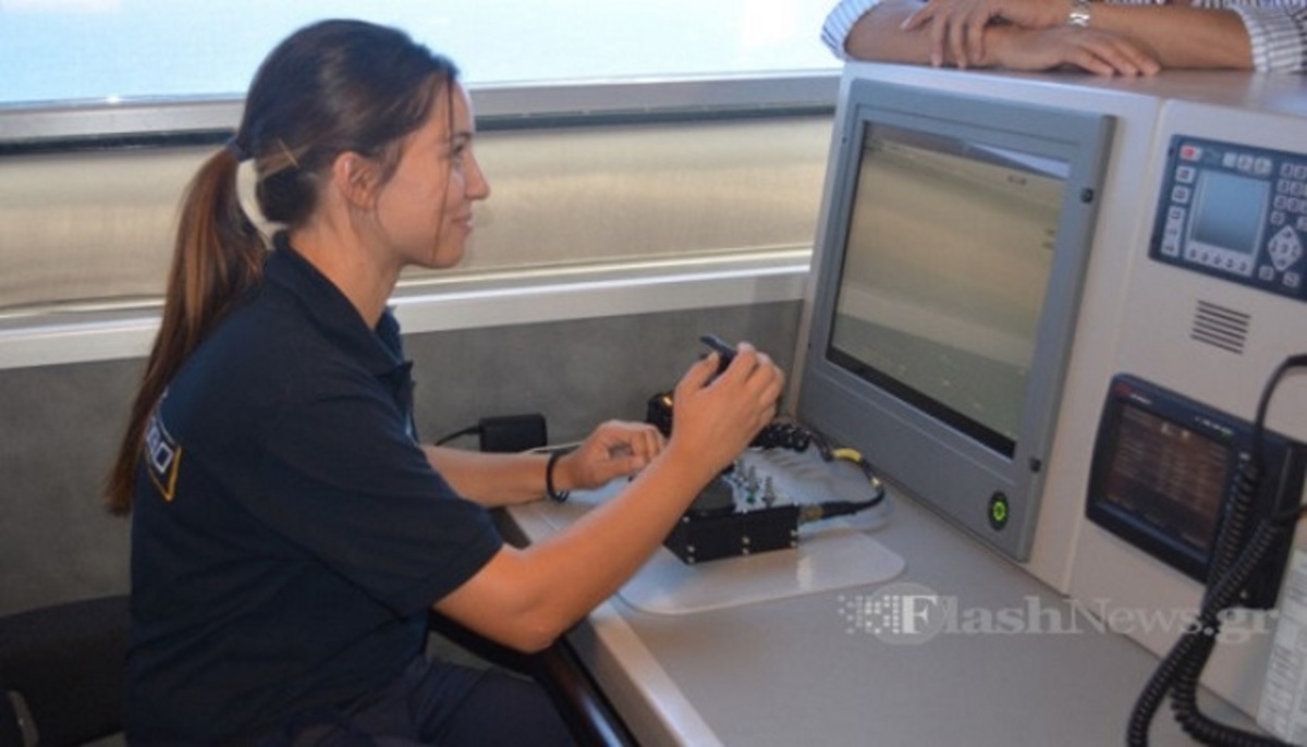 Η κούκλα λιμενικός και το πλωτό ”θηρίο” που μαγνητίζει τα βλέμματα στη Γαύδο [vid]