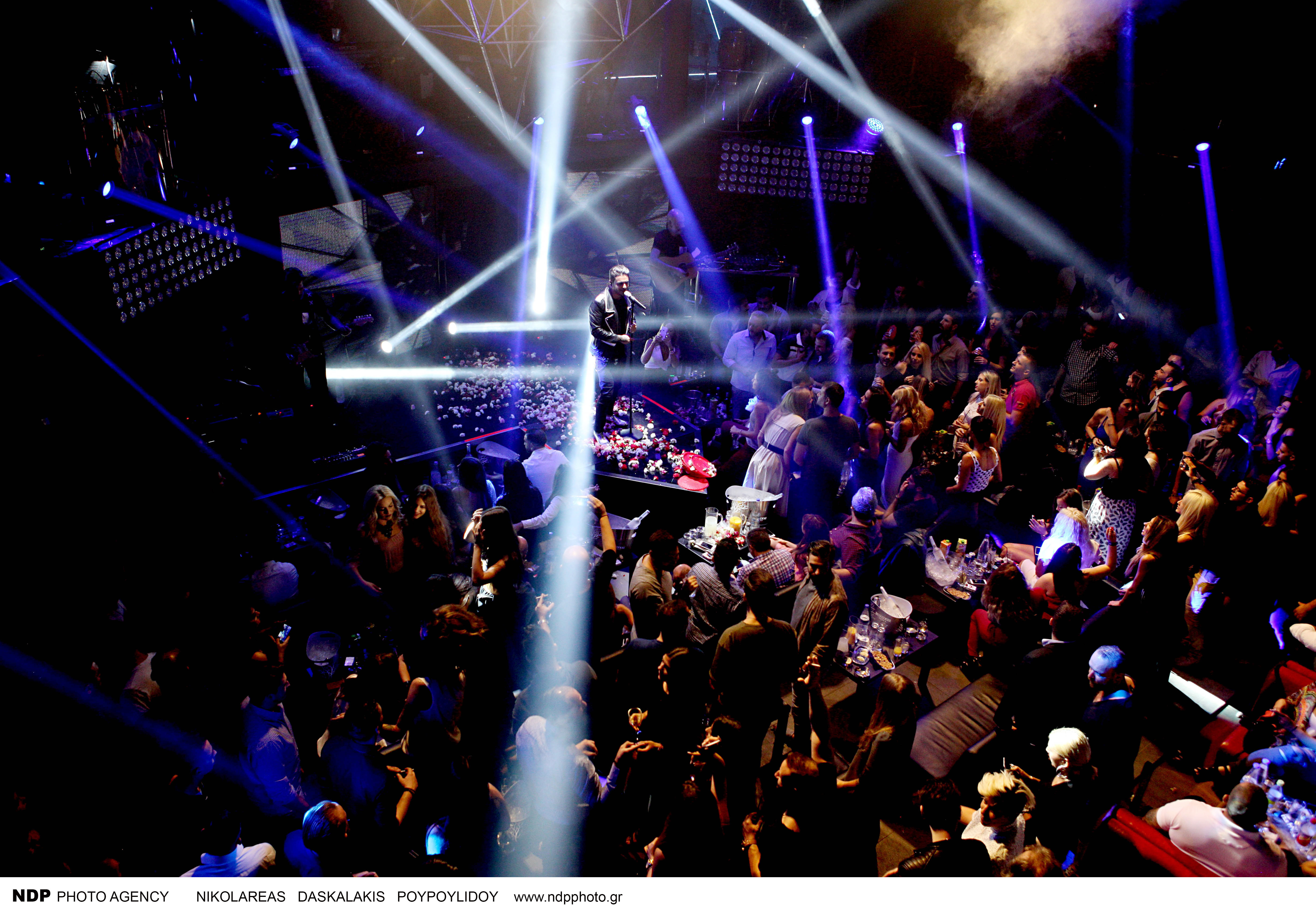 Stan: Αποθεώθηκε στην πρεμιέρα του, παρέλαση επωνύμων