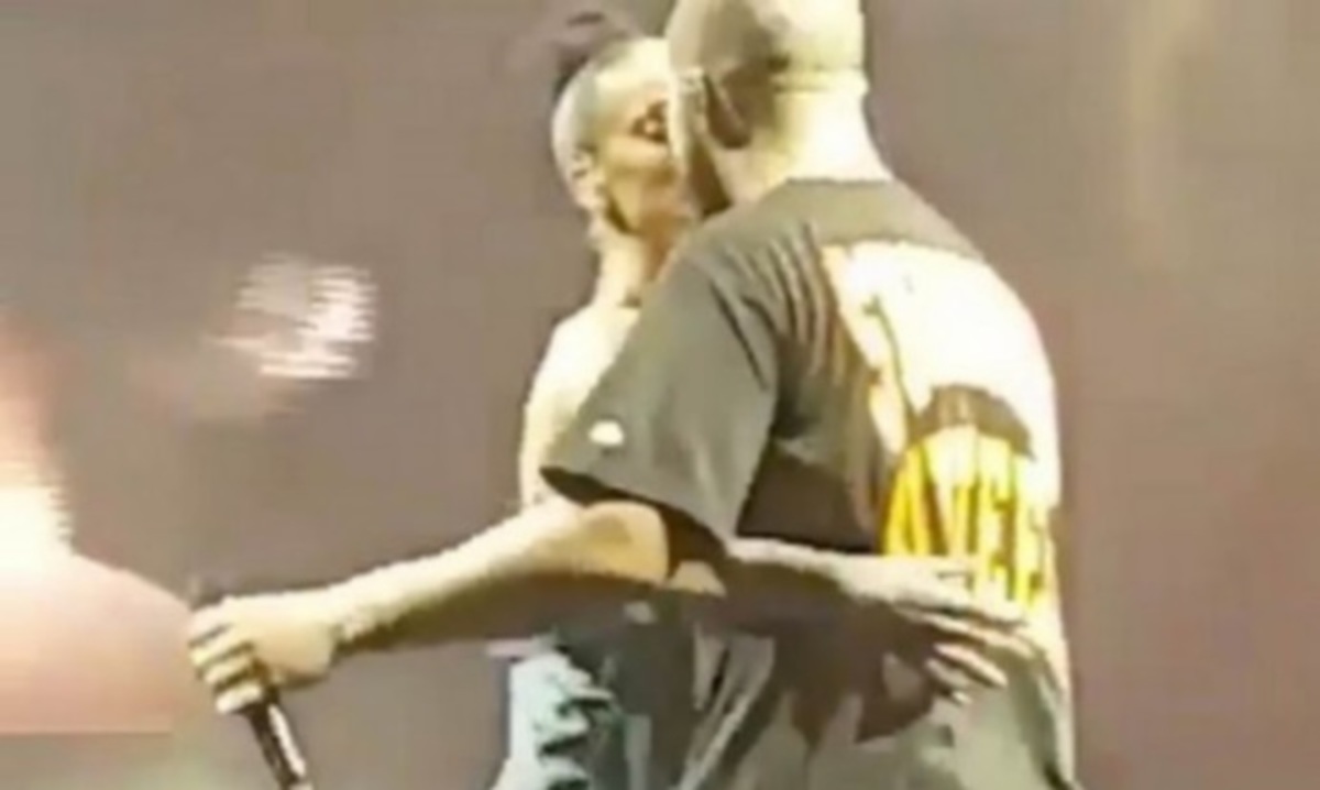 Φιλήθηκαν στη σκηνή Rihanna και Drake – Αποθεώθηκαν από τους θαυμαστές [vid]