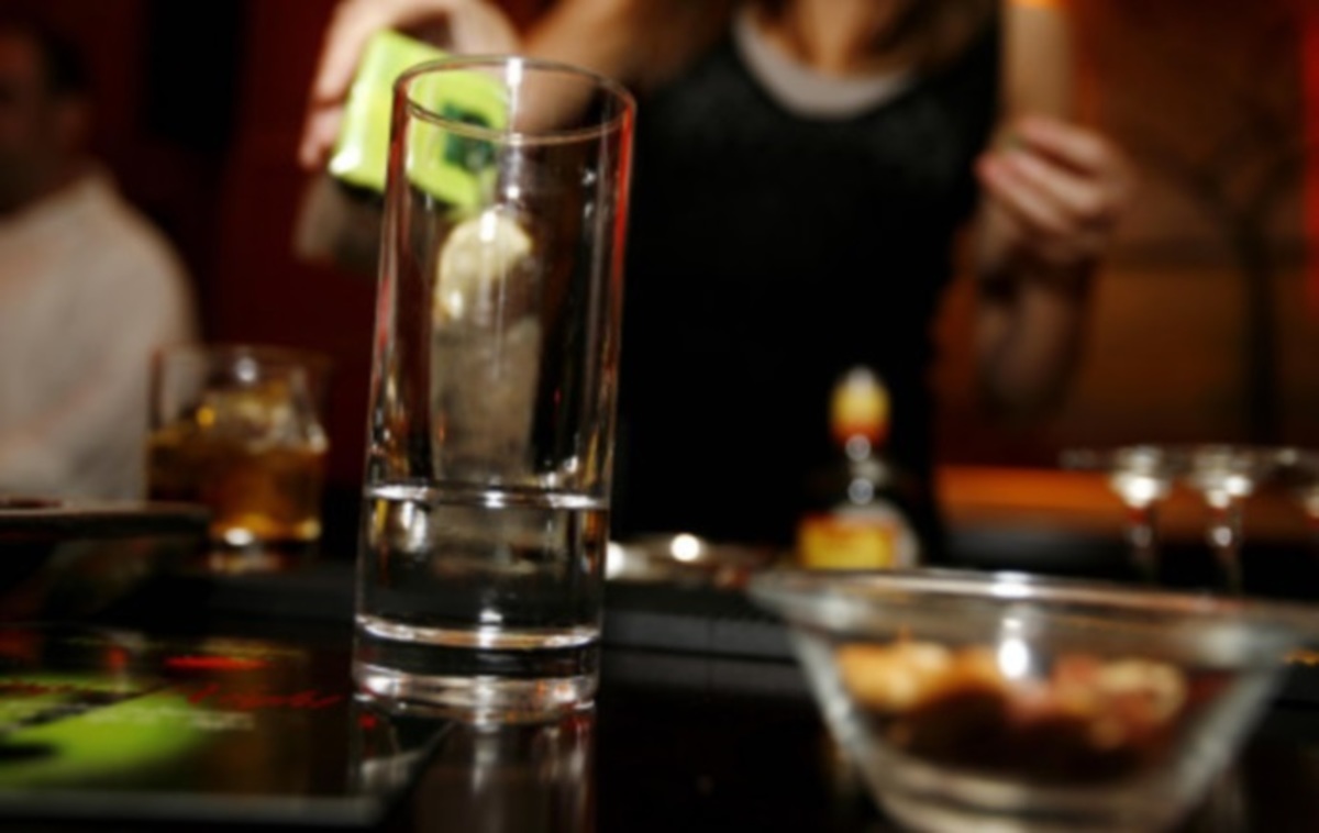 Σοκ στη Ζάκυνθο: Ήπιε ποτά – μπόμπες και τυφλώθηκε!