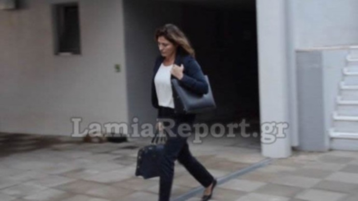 Η Μπέτυ Μπαζιάνα στο πανεπιστήμιο – Η γνωριμία με τους φοιτητές και το πρώτο της μάθημα [pics, vid]