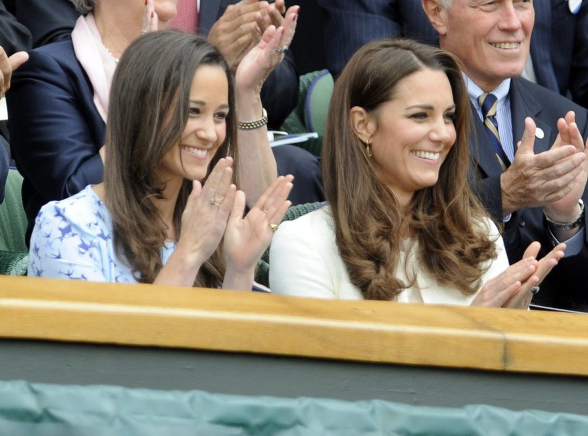 epa03300448 Catherine, the Duchess of Cambridge (R) and her sister Pippa Middleton in the Royal Box on Centre Court for the men's singles final between Andy Murray and Roger Federer during the Wimbledon Championships at the All England Lawn Tennis Club, in London, Britain, 08 July 2012.  EPA