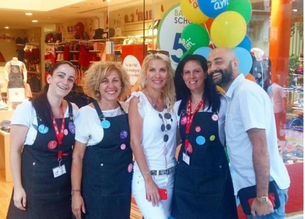 Eλένη Μενεγάκη: Στην Ερμού για τις αγορές των παιδιών της!