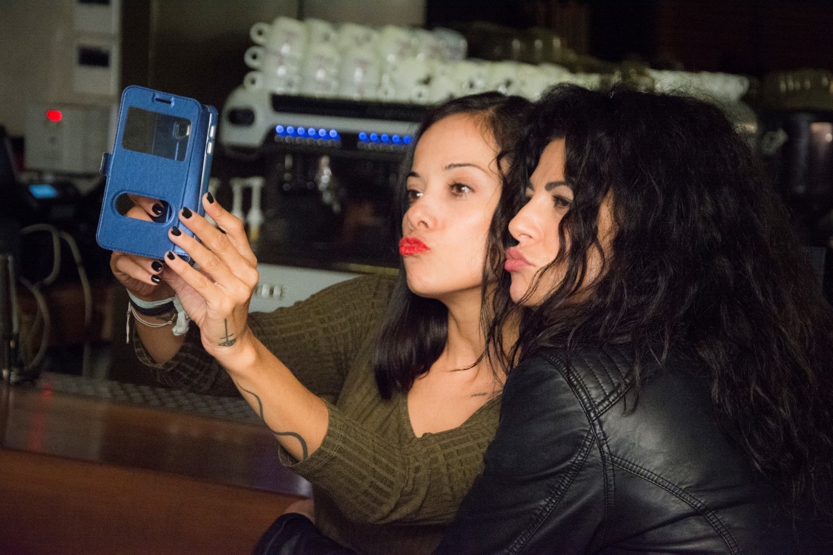 Βραδινή έξοδος με πολλά φλας και selfie!