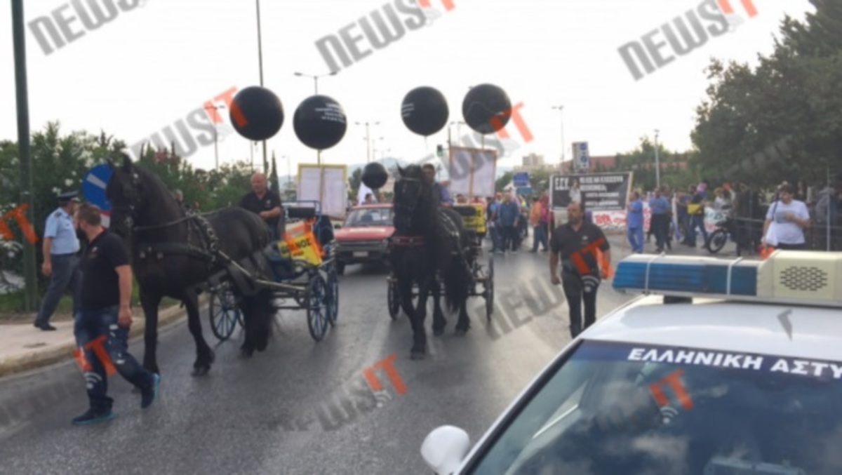 Το… καραβάνι της Υγείας! Με άλογα και ασθενοφόρα στους δρόμους οι εργαζόμενοι