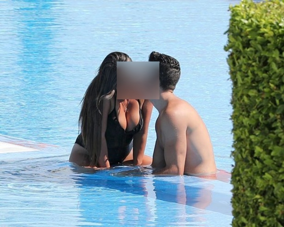 “Καυτά” φιλιά στην πισίνα με τον νεαρό σύντροφό της!