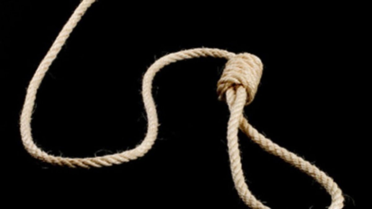 Σοκ! Κρέμασαν άνδρα στην πλατεία Κλαυθμώνος!