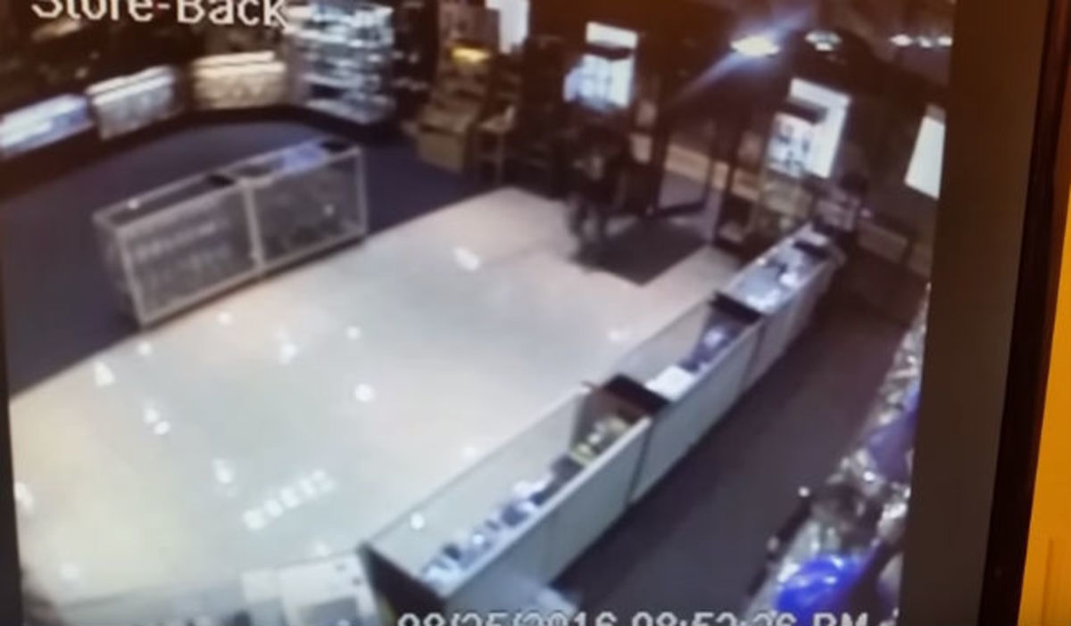 Ένοπλος εισέβαλε σε κατάστημα για να αδειάσει το ταμείο – Αυτό που έπαθε δεν το περίμενε [vid]
