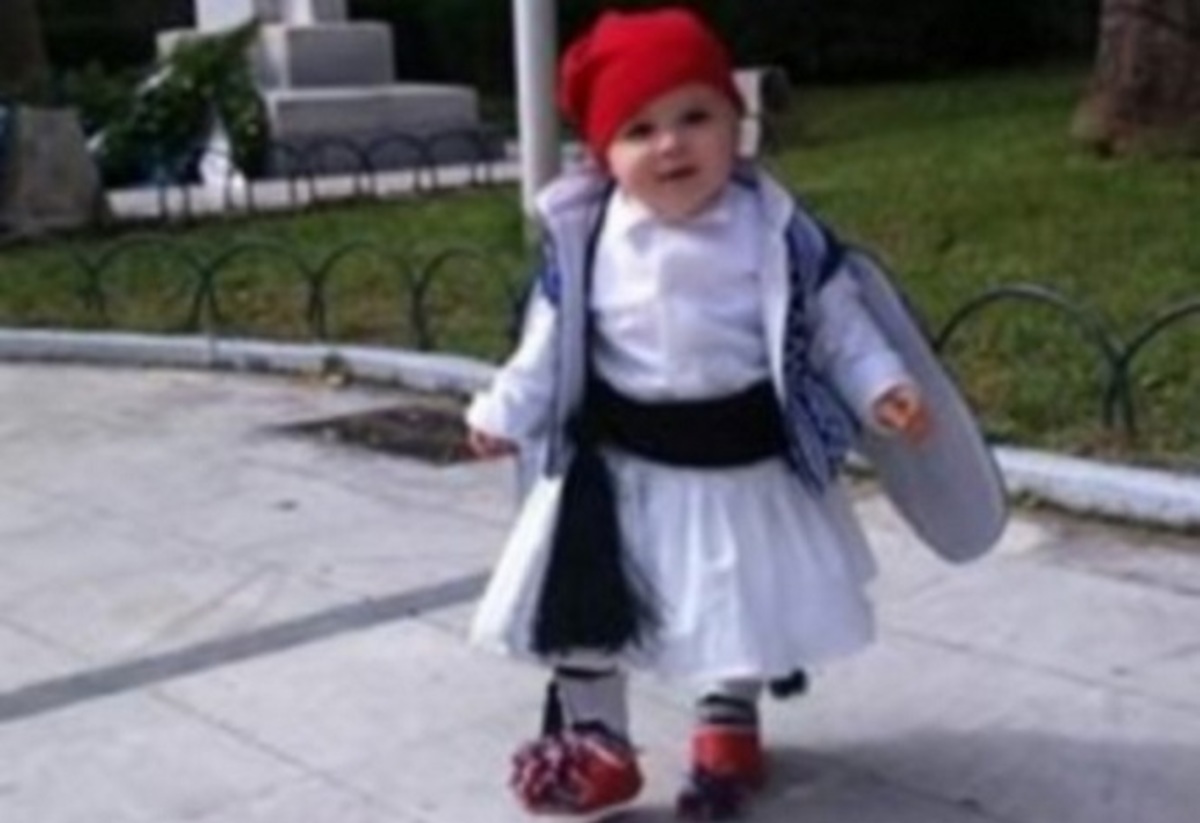 Το τσολιαδάκι που τρελαίνει το διαδίκτυο – Οι εικόνες που κάνουν θραύση στα social media [pics]