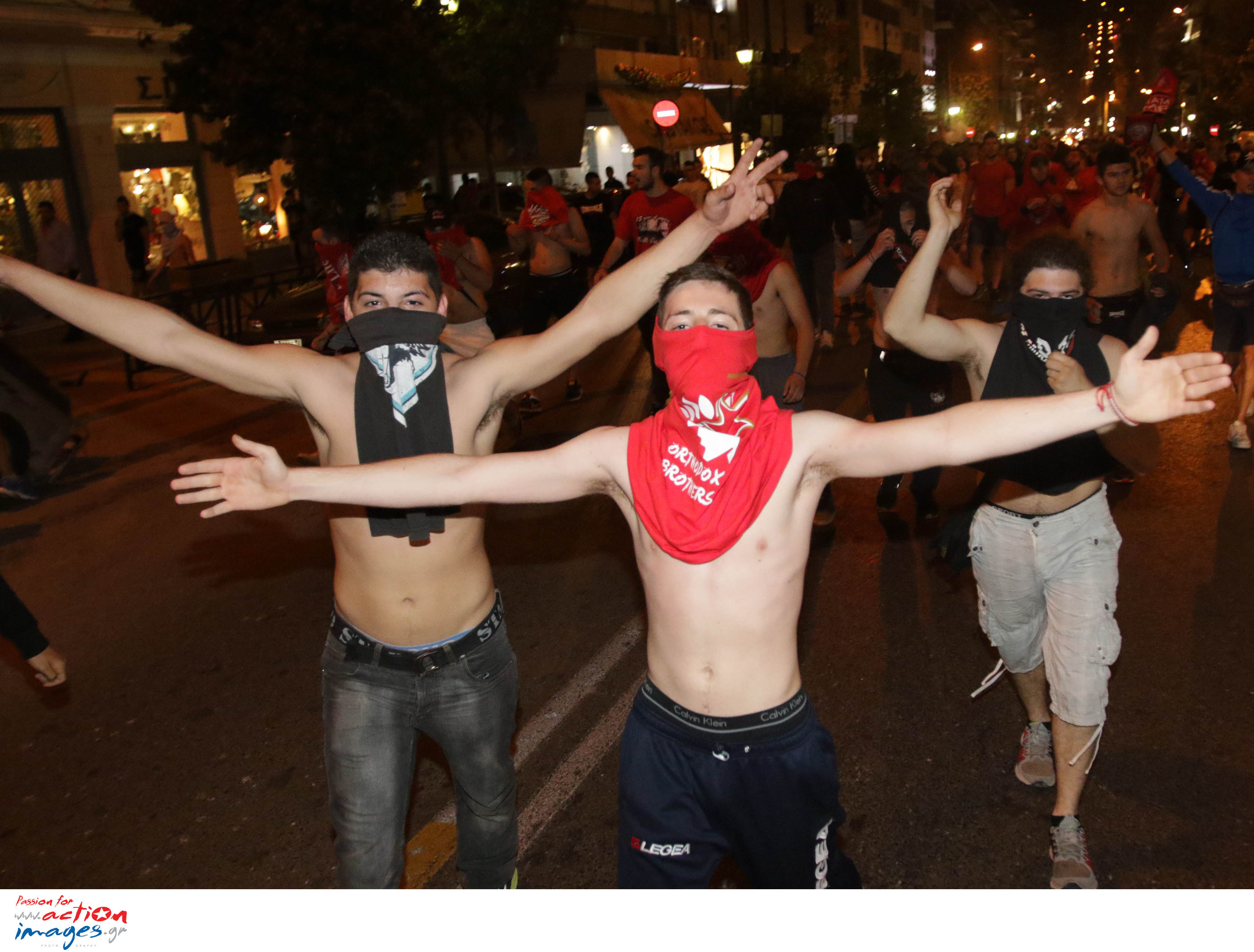 Καρτέρι Ολυμπιακών σε ΠΑΟΚτσήδες! Σταμάτησαν το τρένο! Πετροπόλεμος και μολότοφ