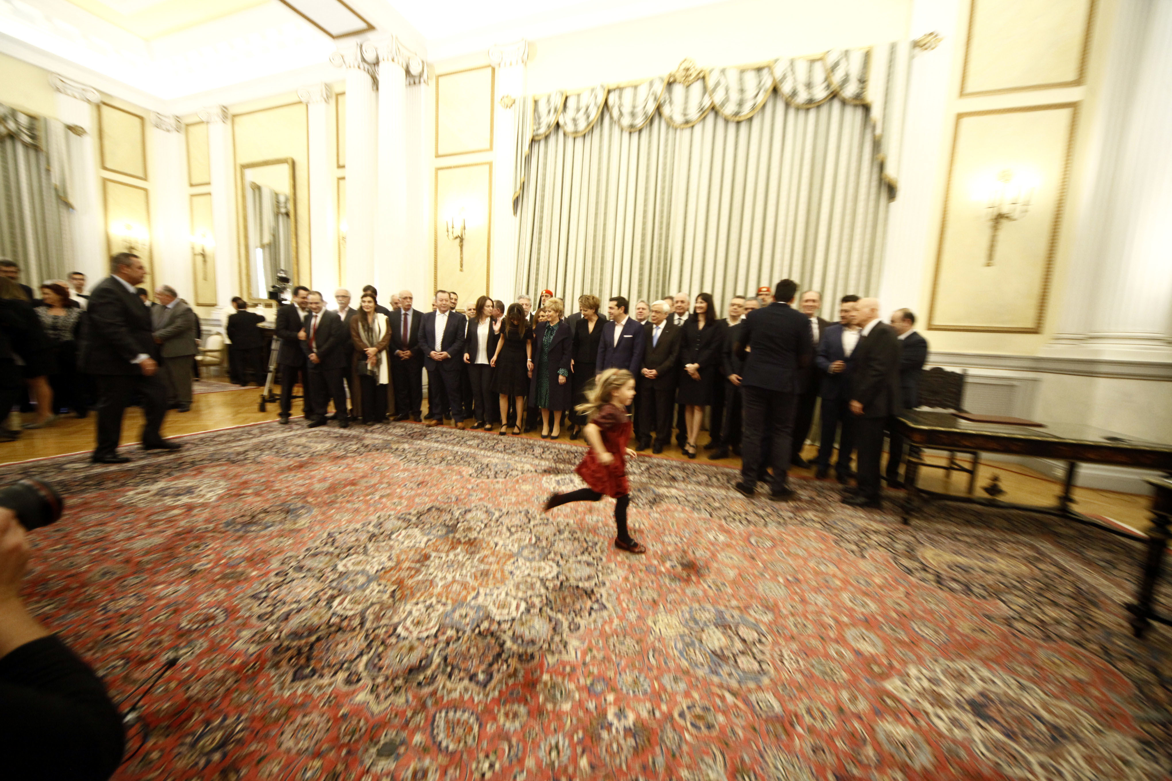 Η πιτσιρίκα που τρέχοντας… “έπεσε” στην αγκαλιά του Τσίπρα [pics]