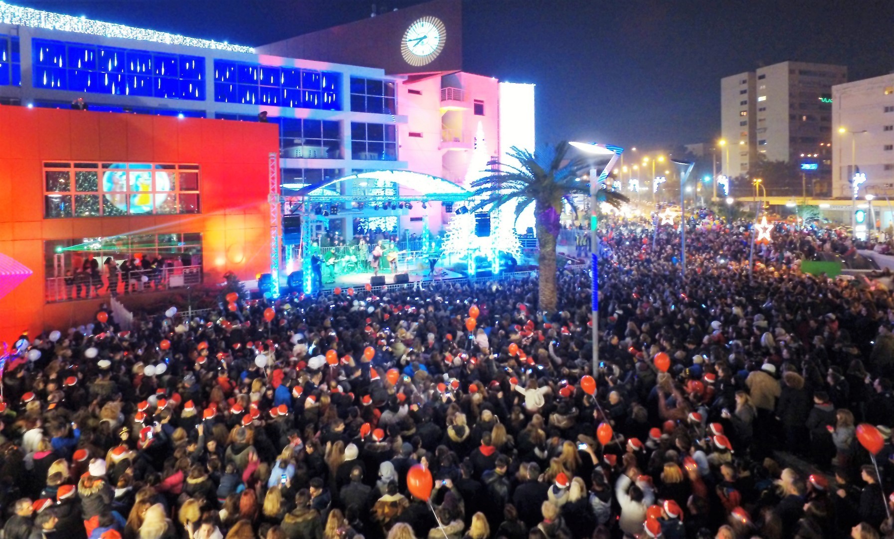 Stan: Λαοθάλασσα στην φωταγώγηση του Χριστουγεννιάτικου δέντρου στον δήμο Περιστερίου