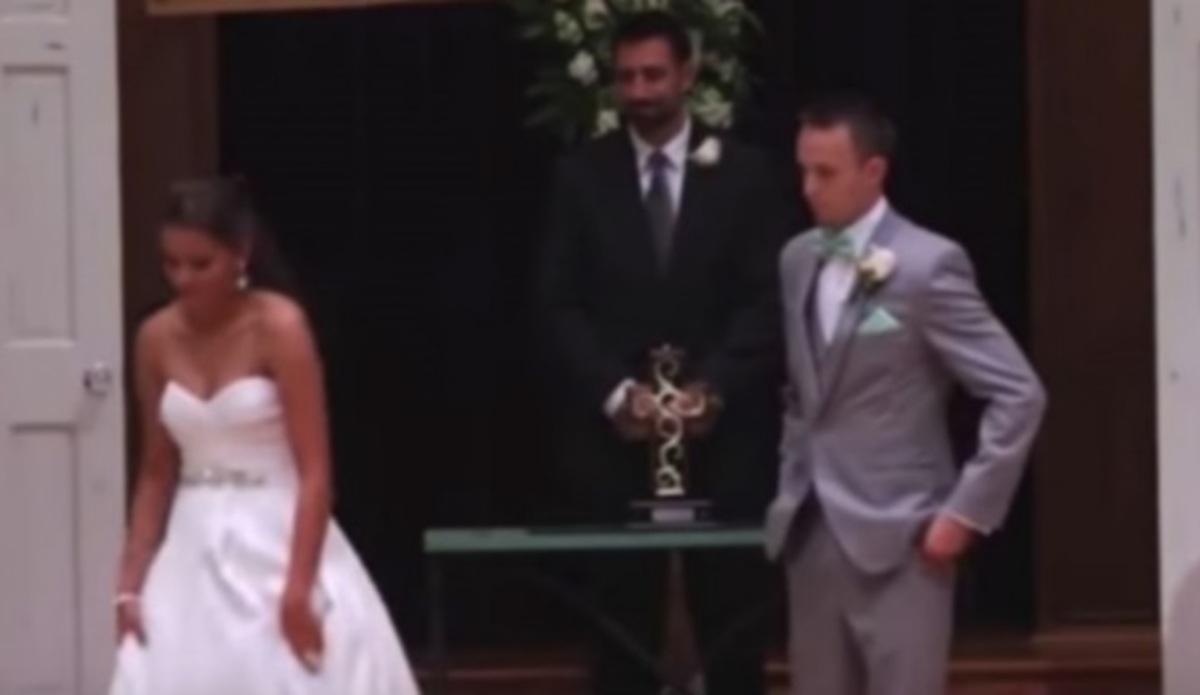 Ο γαμπρός βλέπει τη νύφη να φεύγει, και μένει άναυδος. Τώρα, κοιτάξτε τα χέρια της!