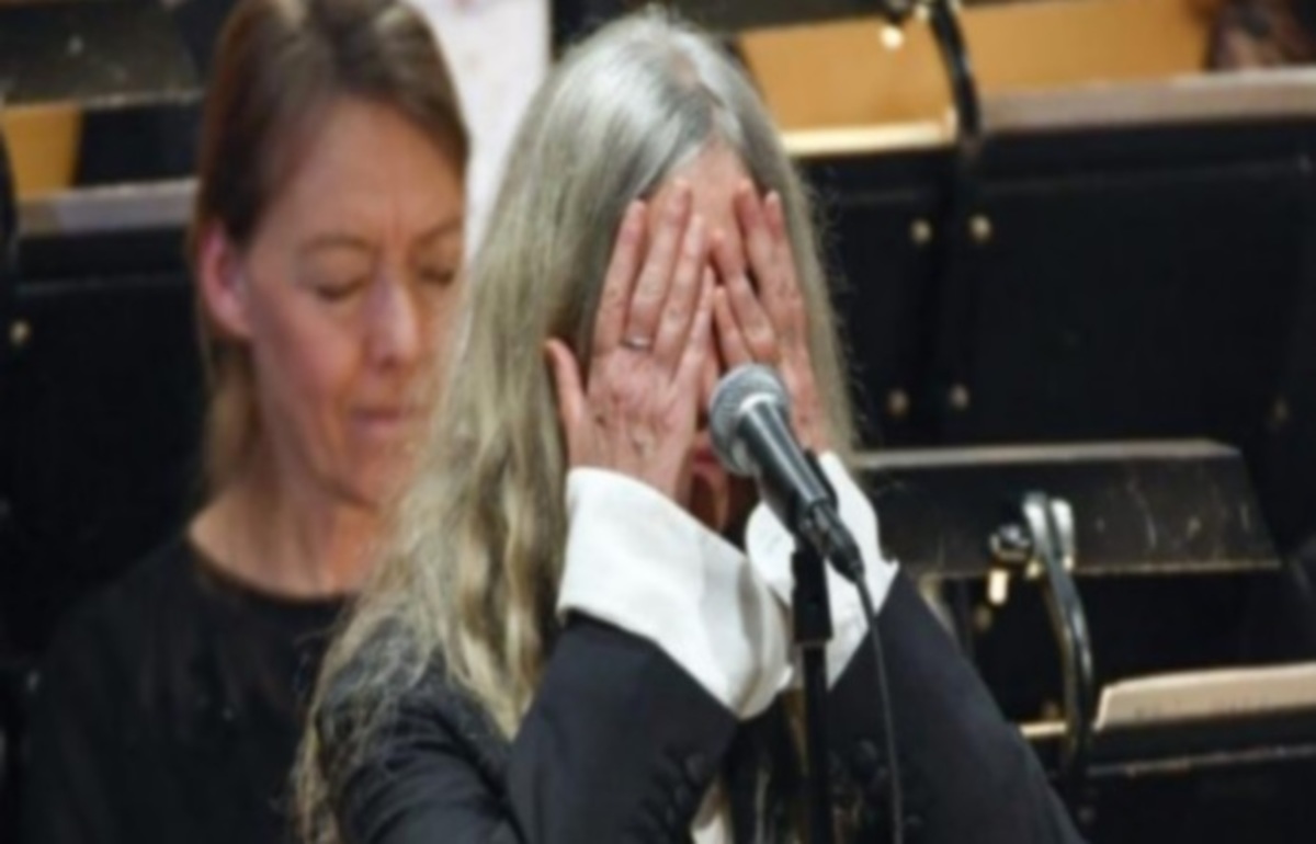 Νόμπελ – Ντίλαν: Εκπληκτική Πάτι Σμιθ, ξέχασε τα λόγια, κέρδισε το χειροκρότημα! [vid]