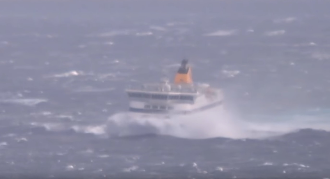 Τεράστια κύματα «καταπίνουν» το Blue Star Paros, αλλά ο καλός ο καπετάνιος…