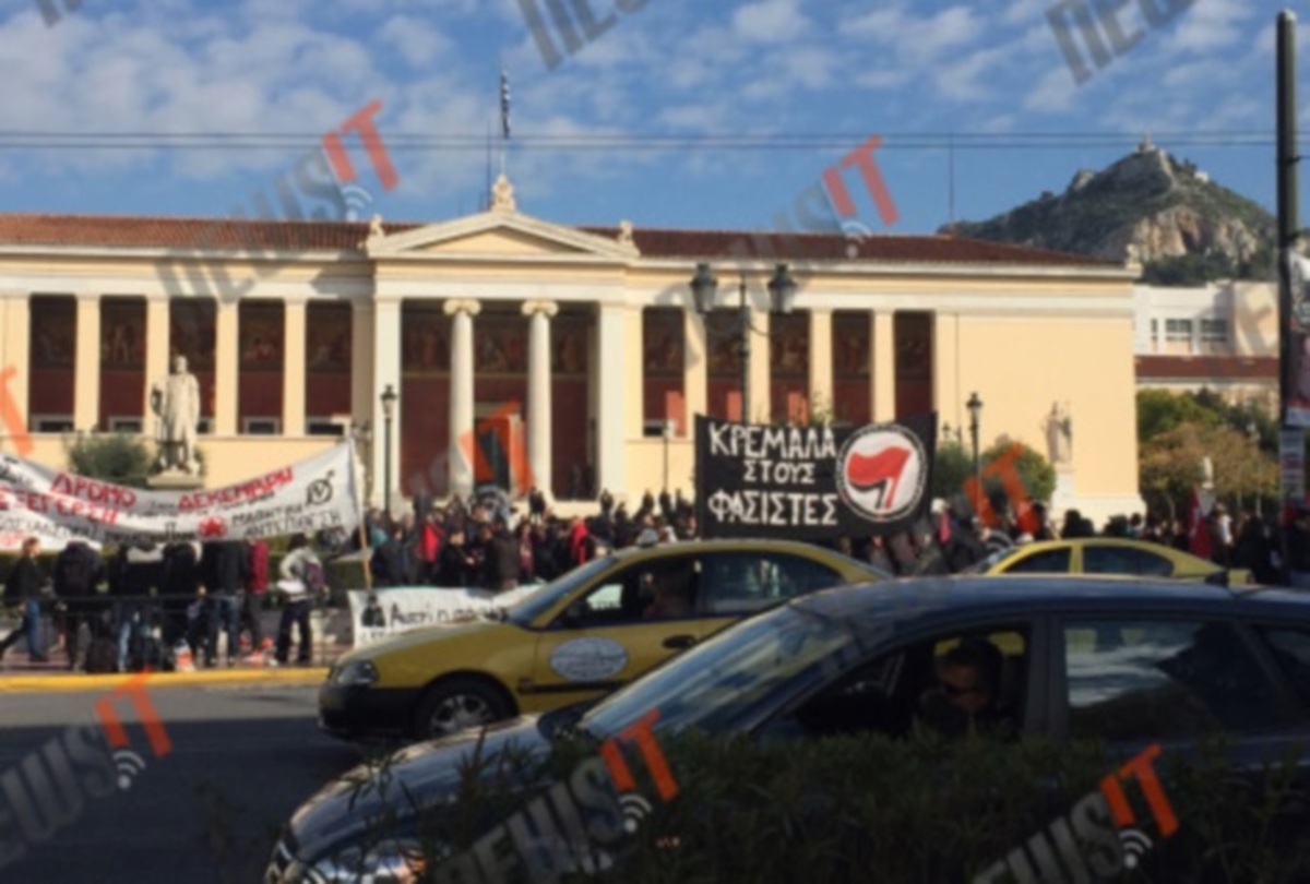 Αλέξανδρος Γρηγορόπουλος: Ένταση στην Ακαδημίας – Πέτρες εναντίον ΜΑΤ