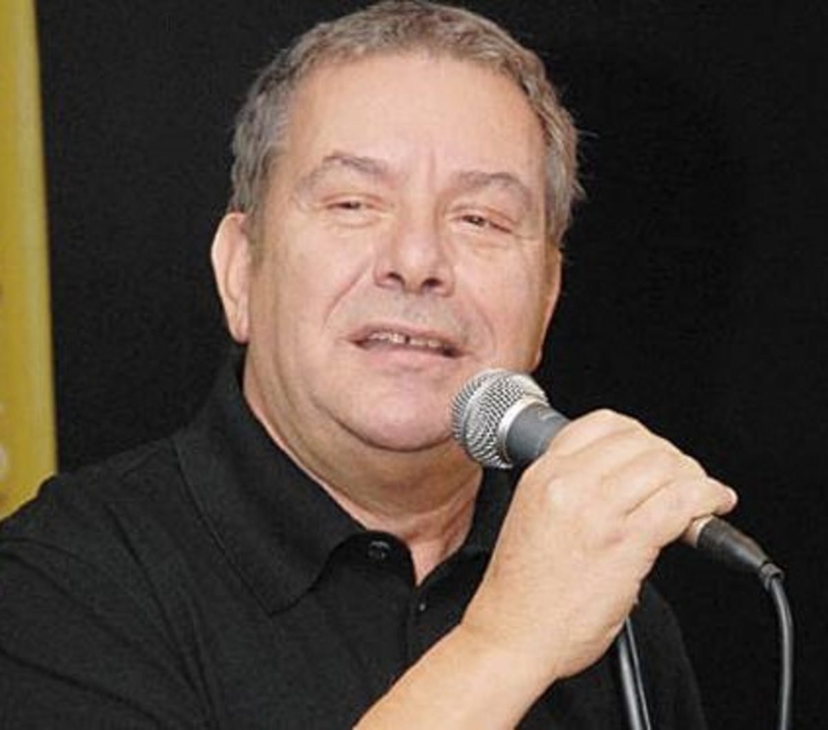 Μανώλης Μητσιάς