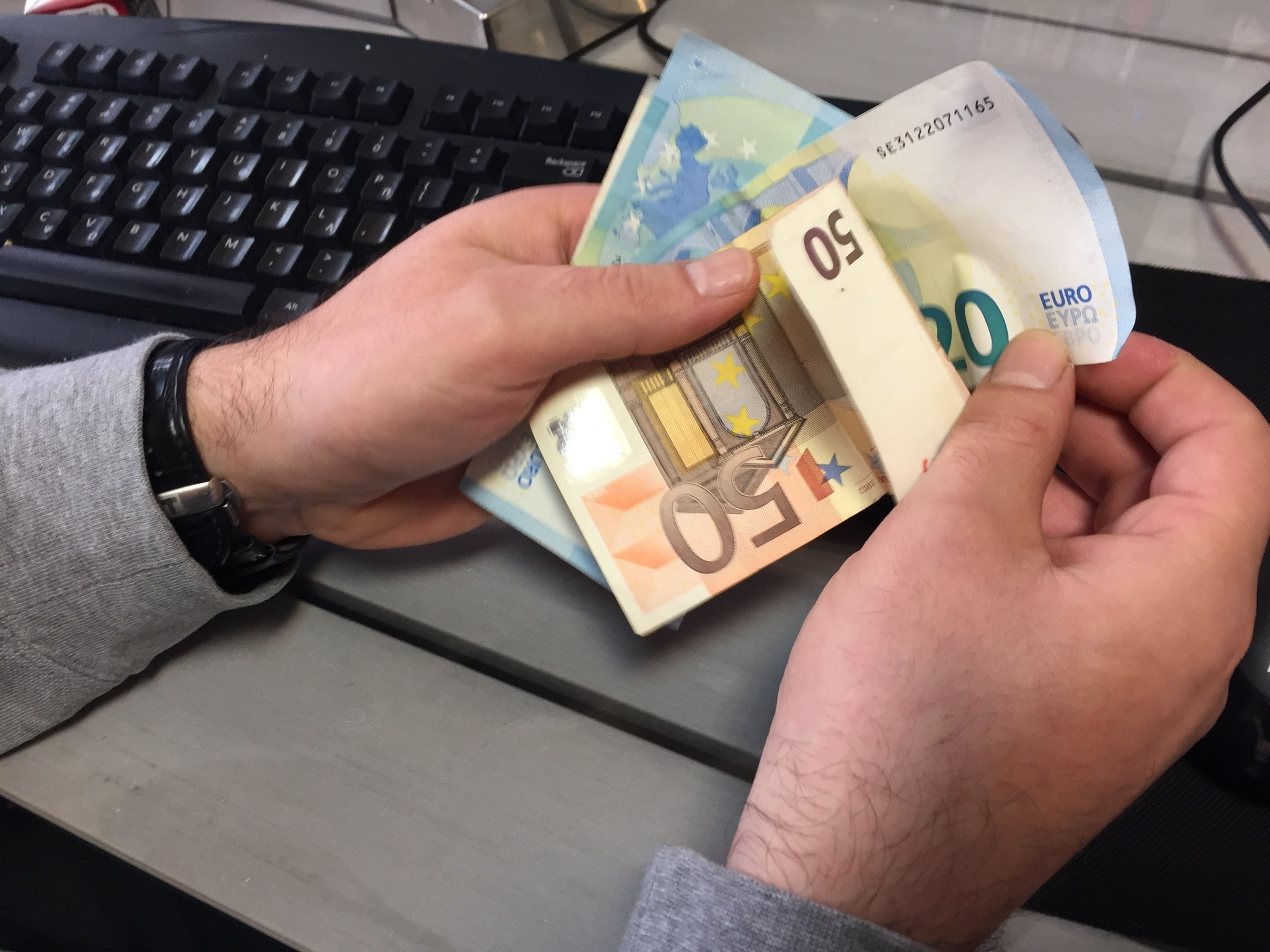 Χαράτσι 400 και 800 ευρώ για όλους – Ποιοι πληρώνουν