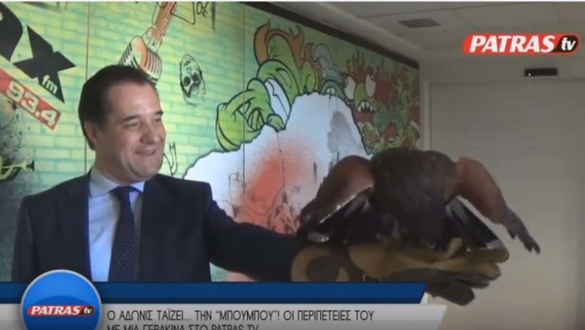 Ο Άδωνις ταΐζει τη… Μπουμπού! [vid]