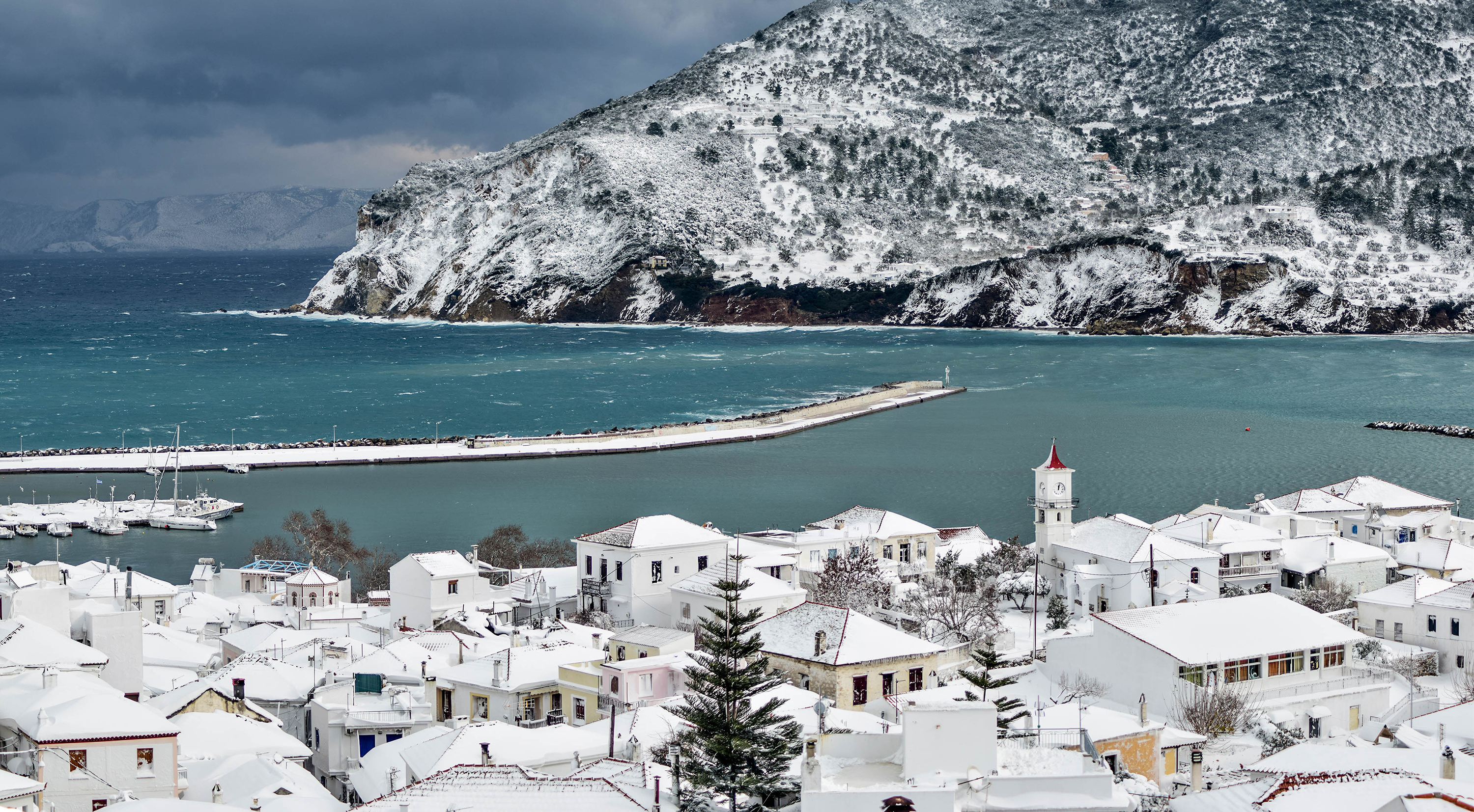 Καιρός: Σε κατάσταση έκτακτης ανάγκης Κύμη, Αλόννησος, Σκόπελος – Στο 1,5 μέτρο το χιόνι, χωρίς νερό, ρεύμα και τηλέφωνο