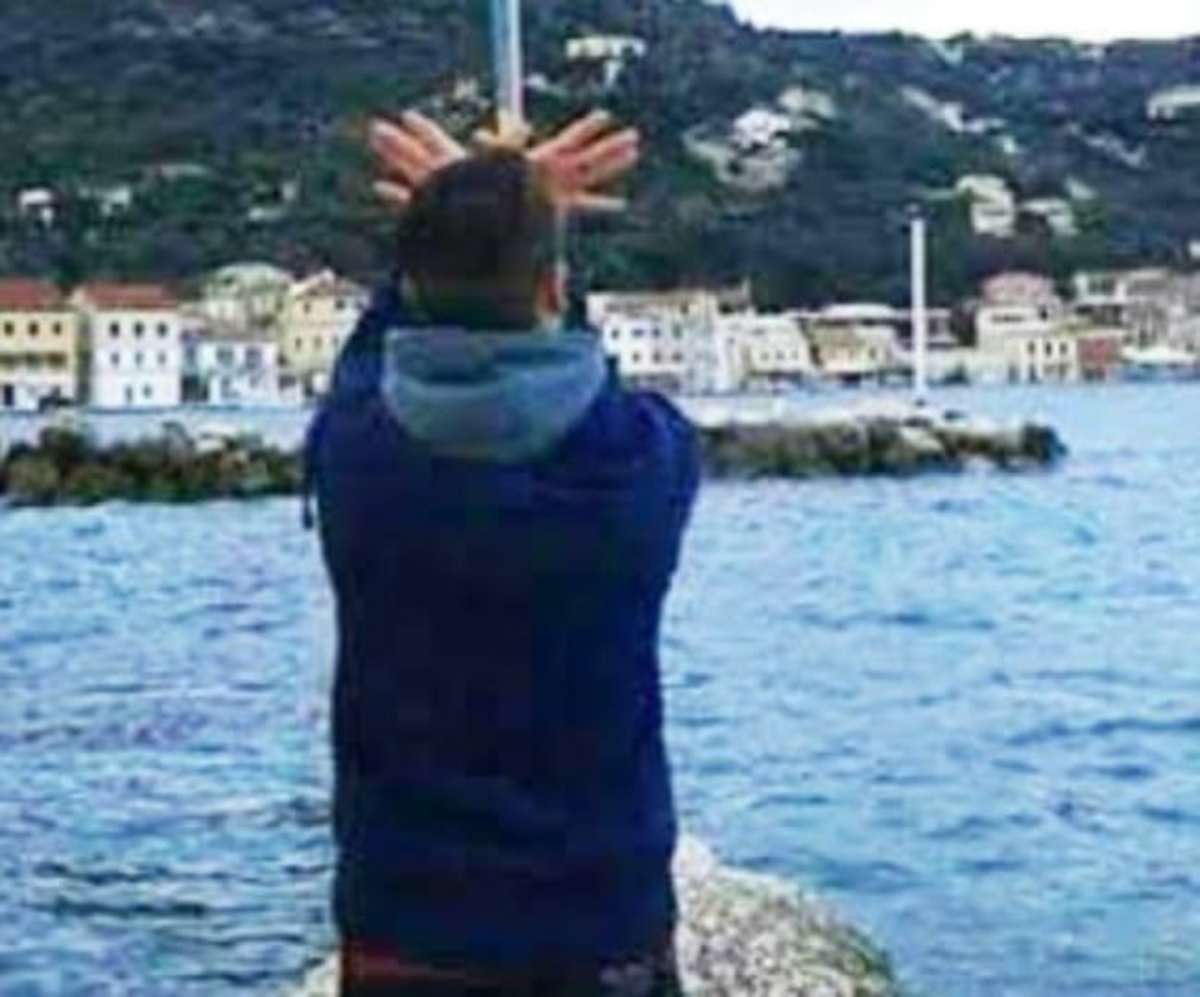 Απελάθηκε ο Αλβανός που σχημάτισε τον αετό της Αλβανίας κάτω από ελληνική σημαία [pics]