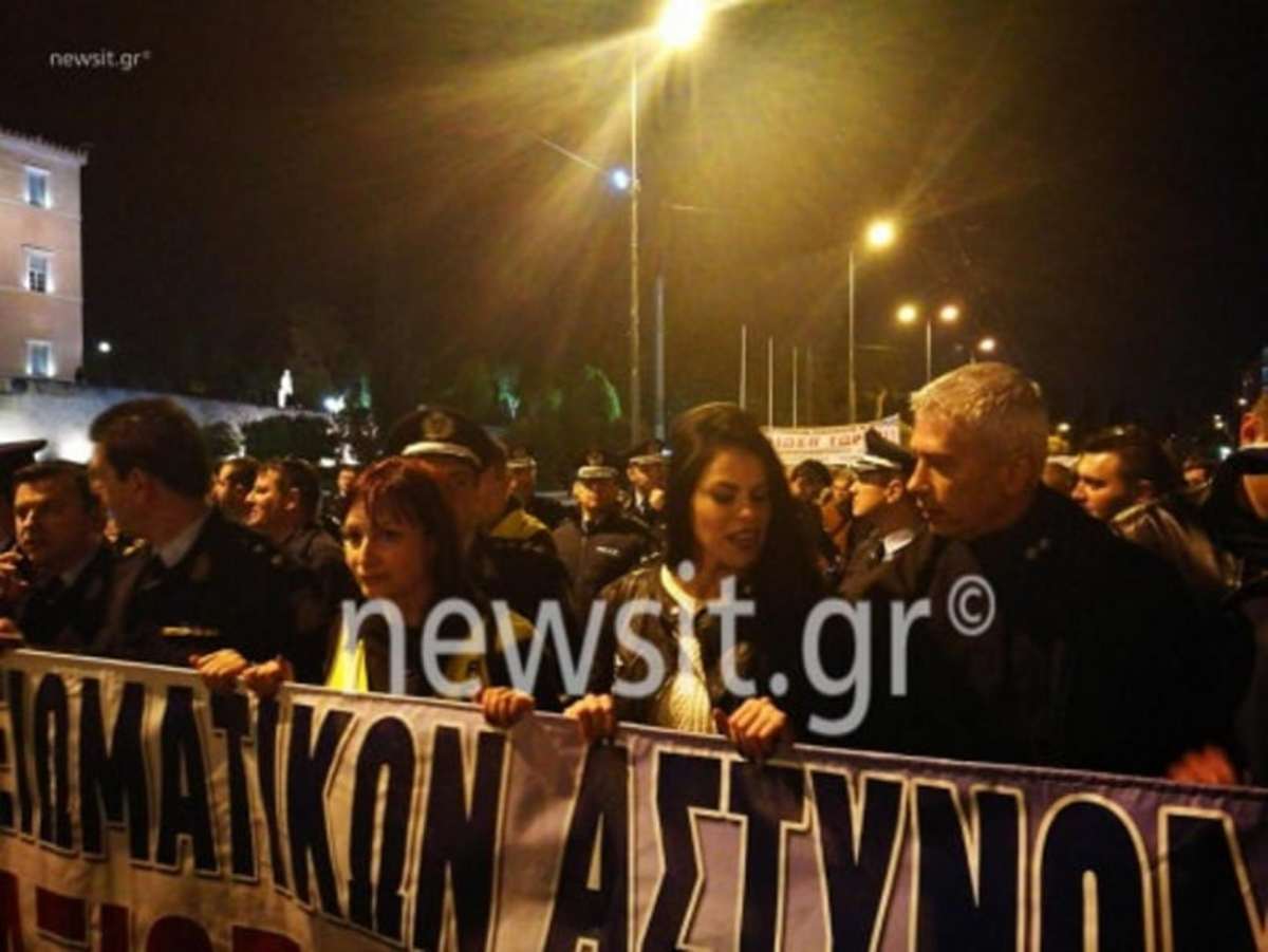 Η σέξι αστυνομικός που “κόλασε” το Σύνταγμα! [pics]